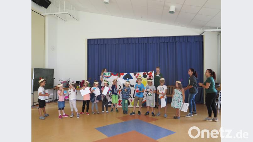 Stolz präsentieren die kleinen „Indianer“ ihre Urkunde. Bild: jzk