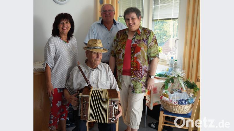 Bürgermeister Heinz Weigl, Pflegedienstleiterin Katharina Schneider (links) sowie Verwaltungsleiterin Michaela Mösbauer gratulierten Ernst Vogl zu seinem 90. Geburtstag. Bild: weu