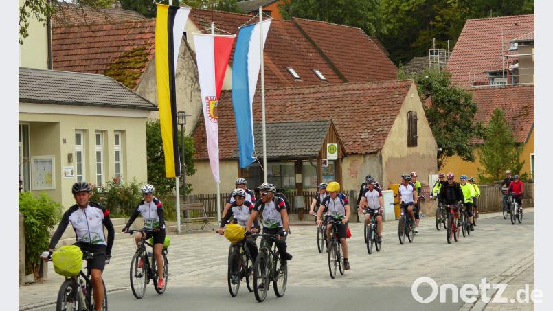 Zieleinfahrt der Radgruppe in Etzenricht vor dem beflaggten Rathaus. Bild: fsb
