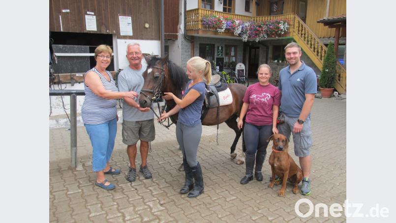 Der Kollerhof ist für Sabine und Werner Held, ihre Töchter Lena und Julia sowie Schwiegersohn Florian Maisch (von links), hier mit Pferd "Rambo" und Hündin "Nala", der perfekte Urlaubsort. Bild: bl