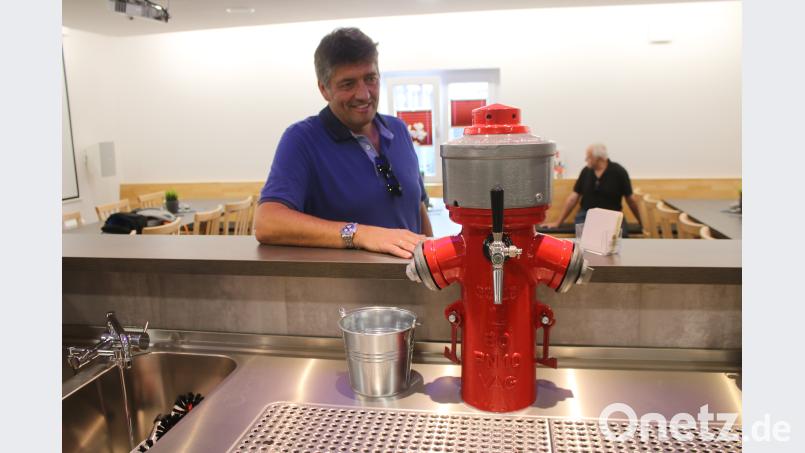 "Star" der Bar im Feuerwehrhaus ist ein zur Zapfanlage umgebauter Wasserhydrant. Bild: sne