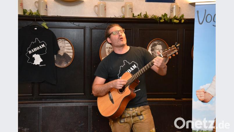 Vogelmayer spielt Gitarre. Bild: Wolfgang Ruppert