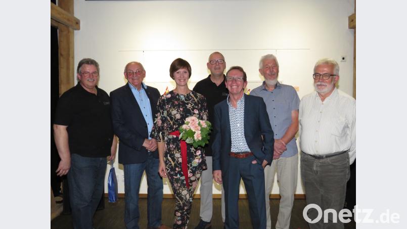 Mit viel Freude begrüßt KuWa-Vorsitzender Wolfgang Horn (Mitte) die Helfer, Künstler, Musiker und Laudatoren Werner Müller, Hans-Georg Schulze, Stefanie Heinrich, Jürgen Klein, Toni Eichinger und Jakob Schröder (von links). Bild: ubb