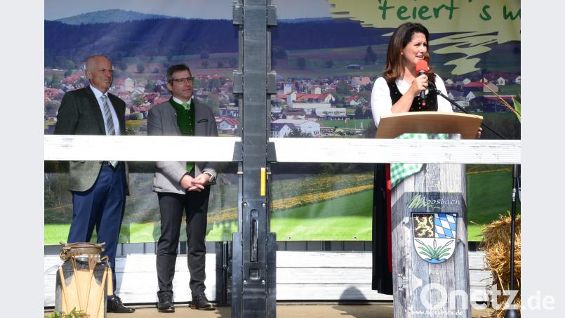 Bayerins Landwirtschaftsministerin Michaela Kaniber spricht sich für pragmatische Maßnahmen gegen den Wolf aus. Ministerialrat Maximilian Putz, Bayerisches Staatsministerium für Ernährung, Landwirtschaft und Forsten und Bürgermeister Hermann Ach hören interessiert zu. Bild: bey