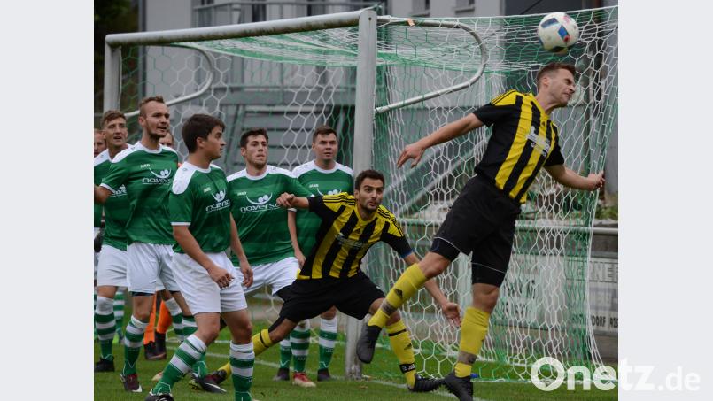 Gespannt blickt die geballte Stullner Defensive, ob Weidenthals Claus Grossmann (rechts) den Eckball noch gefährlich vor das TSV-Gehäuse verlängert. Am Ende stand ein gerechtes Remis zwischen beiden Teams. Bild: ham