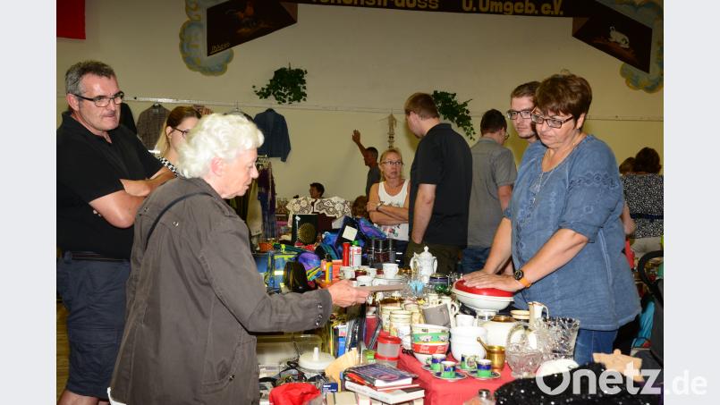 Der erste Nachtflohmarkt der Vohenstraußer SPD in der alten Turnhalle kommt bei den Kunden bestens an. Bild: bey