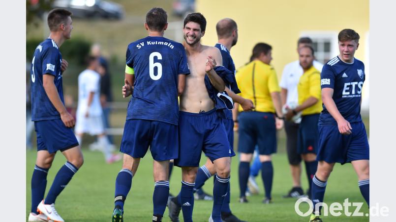 Nach dem Schlusspfiff feierte der SV Kulmain das 2:0 gegen den SV Schwarzhofen. Über den vierten Sieg in Serie freuten sich Andreas Popp, Florian Greger, Manuel Bodner, Andreas Chudalla und Tim König. Bild: Alfred Schwarzmeier