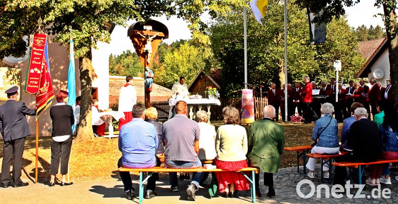 Traditionell im Freien feiern die Gläubigen den Gottesdienst zur Enzenriether Kirchweih. Bild: zer