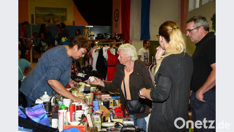 Der erste Nachtflohmarkt der Vohenstraußer SPD in der alten Turnhalle kommt bei den Kunden bestens an. Bild: bey