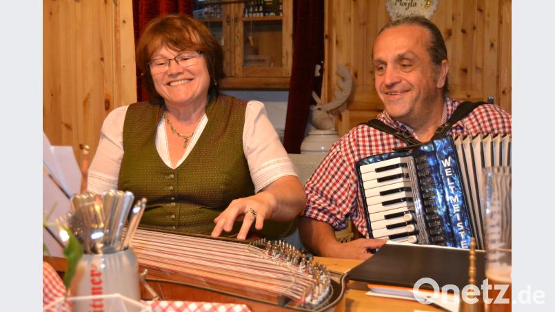 Andrea Zellner-Vitzthum und Martin Zellner aus Lennesrieth boten ein Potpourri amerikanischer Lieder. Bild: hcz