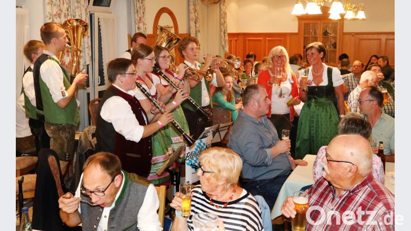 Im Weidinger Hof stießen Irene Träxle und Kamilla Spichtinger mit einem Tusch der „Blescher Blosn“ aus Oberviechtach auf ein gutes Gelingen der 13. Musiknacht an. Bild: Gerhard Götz