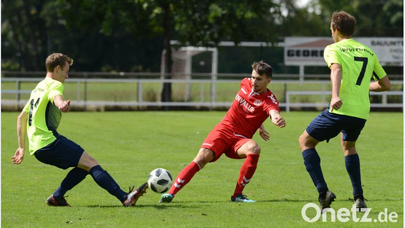 Maximilian Herzog (links) sorgte für den ersten Pfreimder Paukenschlag: Er schoss den Landesliga-Aufsteiger gegen den haushohen Favoriten aus Passau in Führung. Am Ende stand ein sensationeller 4:2-Erfolg der gastgebenden SpVgg. Bild: ham