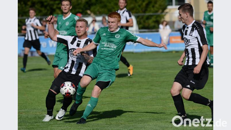 Sebastian Ebenburger (Mitte), Wernbergs Torschütze zum 1:0, behauptet sich in dieser Szene gegen den Schwarzenfelder Simon Grassmann. Bild: ham