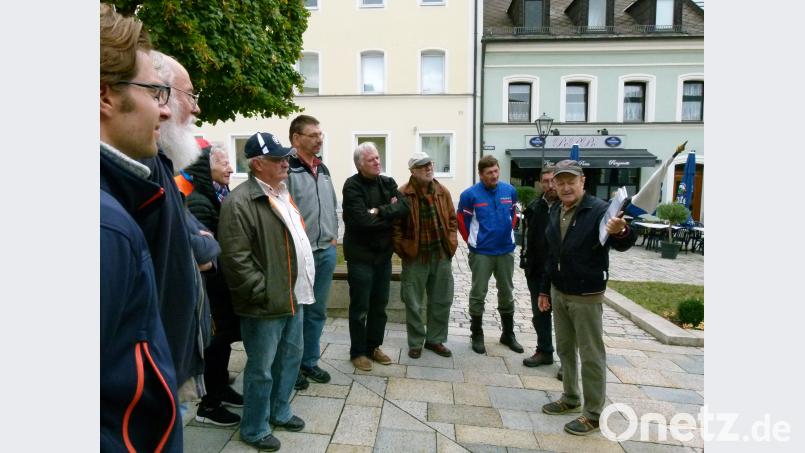 Mit vielen Informationen begleitete Stadtführer Bernd Thurn die Gäste über den Karlsplatz Bild: rn