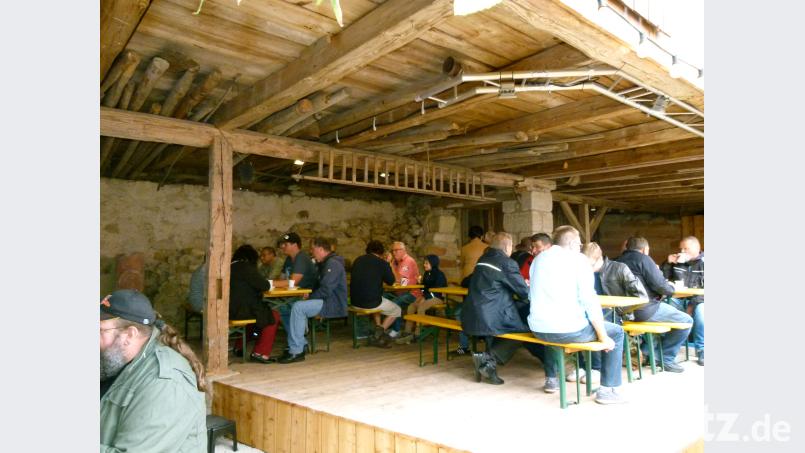 In der neu gestalteten Remise an den Resten der Stadtmauer gaben sich die Oldtimer Kuchengenüssen hin Bild: rn