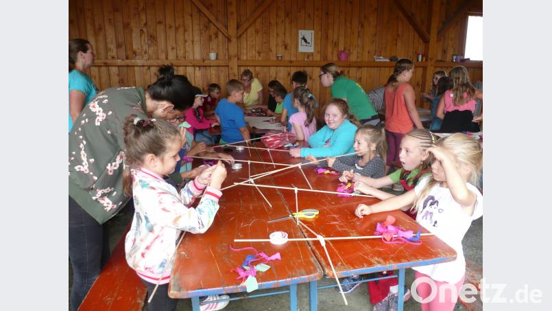 Unter Anleitung des Gartenbauvereins basteln die Kinder im Ferienprogramm einen Drachen. Bild: amö