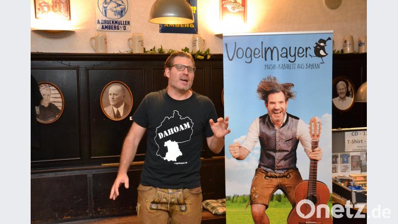 Vogelmayer hat eigentlich einen Freund, der ihn auf der Trompete begleitet (Gitarre kann er ja selbst). Weil der Freund aber nicht gesellschaftsfähig ist, imitiert Vogelmayer das Blasinstrument mit dem Mund. Ihm ist aber auch schon selbst aufgefallen, dass das dann mehr &quot;wie eine kranke Hena&quot; klingt. Bild: Wolfgang Ruppert