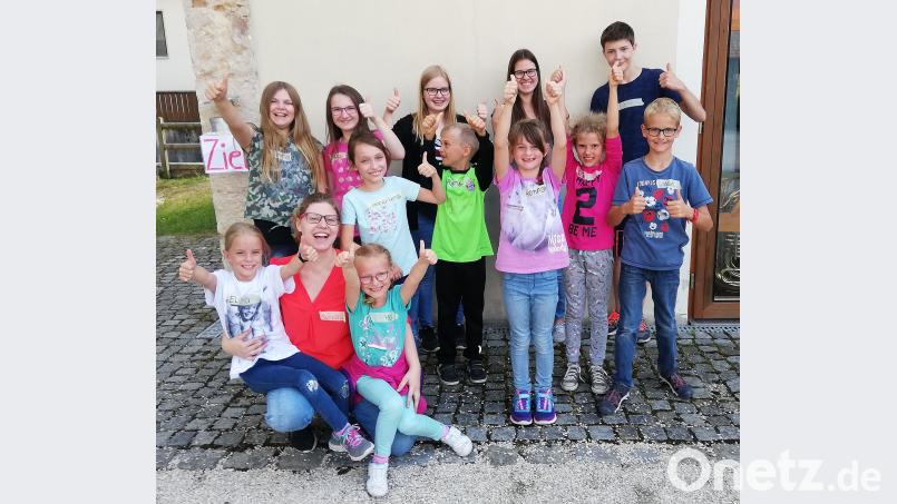"Wir haben alle versteckten Zettel gefunden", freuen sich die Kinder. Bild: bö