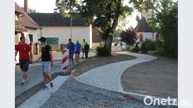 Politiker und Bürger gehen durch Hütten, um einige Maßnahmen zu prüfen. Bild: sne
