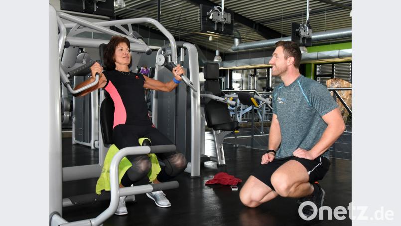 Dr. Gudrun Graf geht mit gutem Beispiel voran. Sie will mehr Menschen zu einer gesünderen Lebensweise und vor allem zu mehr Sport bewegen. „Sport spart Pillen“, sagt die Internistin. Mit ihrem Personal Trainer Markus Maier feilt die Notärztin auch an ihrer eigenen Fitness. Bild: bgm