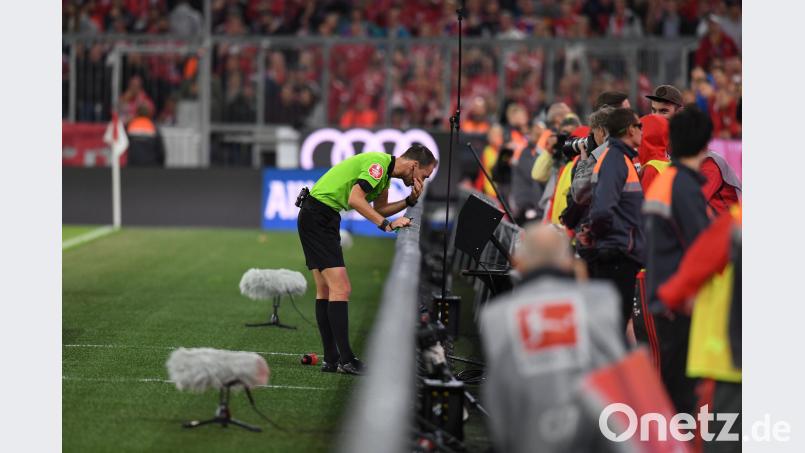 Schiedsrichter Bastian Dankert schaut sich eine Videoaufzeichnung eines Elfmeters für Bayern München an und lässt ihn anschließend wiederholen. Bild: agentur_dpa