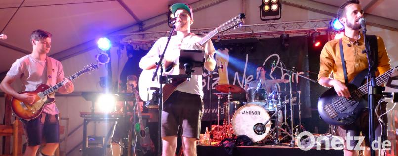 Fetzig, rockig, mitreißend spielte die Fünf-Mann-Band „Grögötz- Weißbir“ zum Auftakt der dreitägigen Stullner Kirwa auf. Bild: ohr