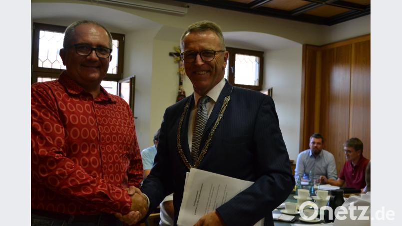 In der Stadtrat-Sitzung im Augsut vereidigt Bürgermeister Franz Stahl (rechts) Gunar Prauschke (links) als neues Mitglied im Stadtrat. Prauschke folgt auf Florian Busl, der bereits im Juli aus beruflichen Gründen sein Mandat niedergelegt hat. Bild: szl