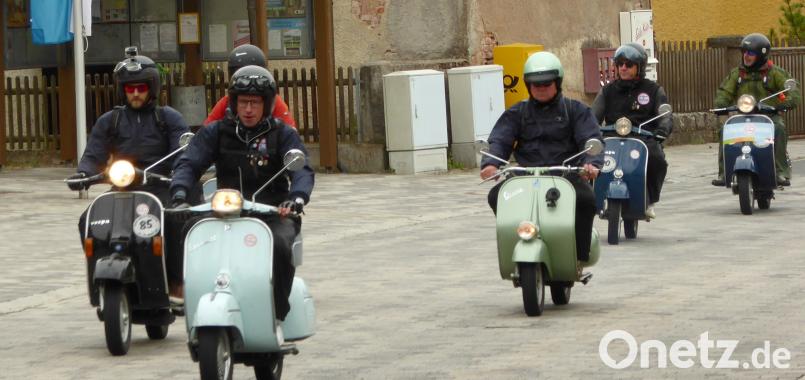 Die „Vespa“-Gruppe aus Algund ist mit ihren historischen Motorrollern dabei. Bild: fsb