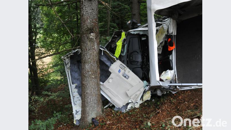 Der auf der A6 verunglückte Transporter. Bild: gf