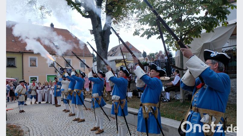 Die Flosser Landwehr eröffnet lautstark die Kirwa. Bild: le