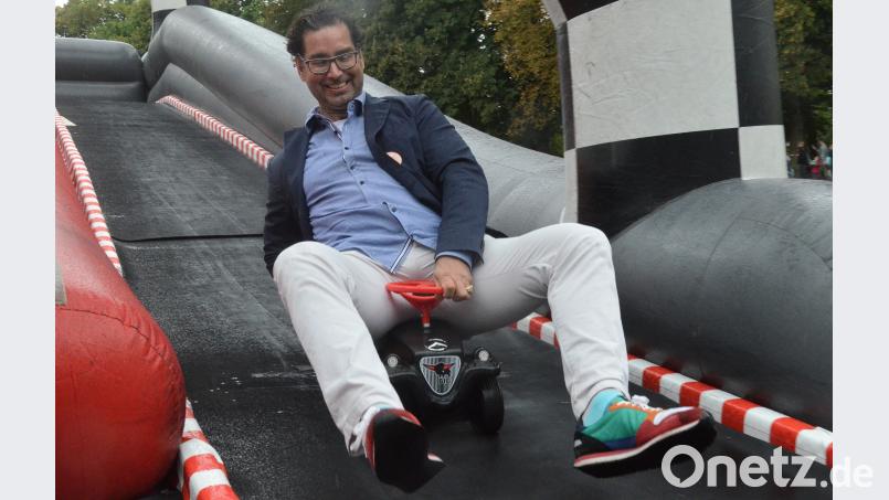Hat den Bogen raus: Initiator des Sommerfests Ralf Kiener vom Verein Karolina. Bild: Kunz