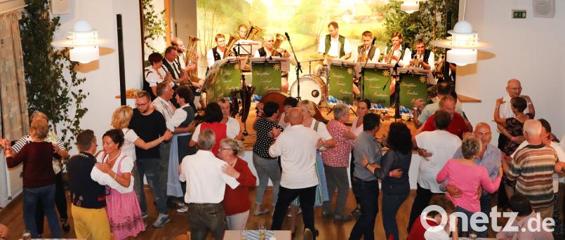 An Tanzmusik fehlte es nicht bei der Musik- und Biernacht. Bild: Gerhard Götz
