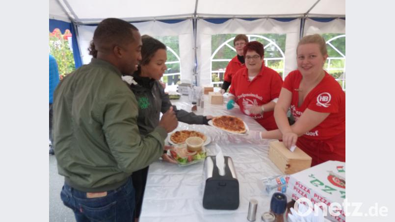 Am Tresen hatten die fleißigen Frauen alle Hände voll zu tun, um die Pizzen an den Mann zu bringen. Bild: is