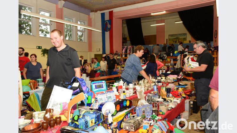 Der erste Nachtflohmarkt der Vohenstraußer SPD in der alten Turnhalle kommt bei den Kunden bestens an. Bild: bey