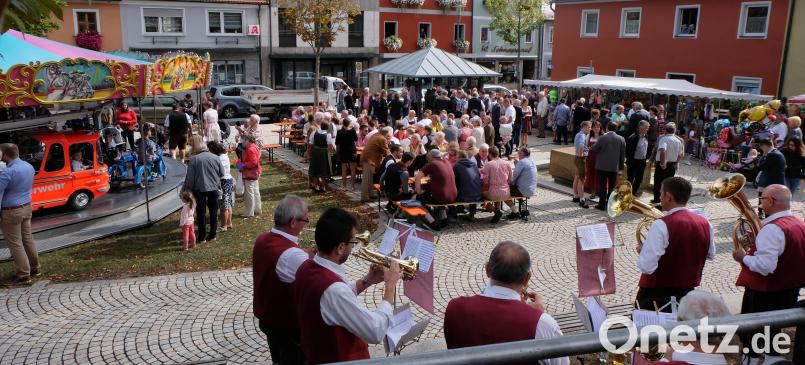 Sonne, Karussell, Blasmusik, Fieranten und Blasmusik gehören zum gemütlichen Sonntag der Flosser Kirwa. Bild: le