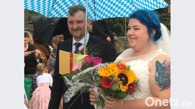 Julia und Markus Pentner geben sich in Flossenbürg das Jawort. Bild: cro