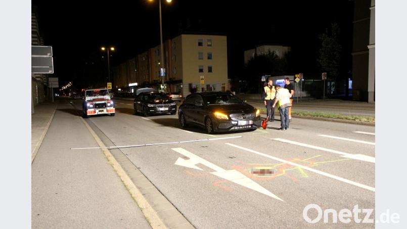 Um kurz nach 20 Uhr erfasste am Samstagabend dieser Mercedes die Fußgängerin auf der Landshuter Straße in Regensburg. Bild: Alexander Auer