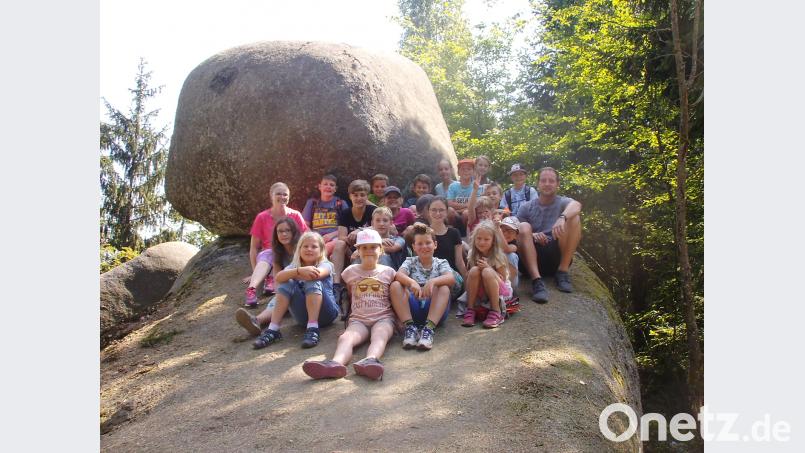 Rund zwanzig Kinder sind bei der Ferienprogramm-Aktion im Felsenlabyrinth und auf der Freilichtbühne auf der Luisenburg dabei. Bild: exb
