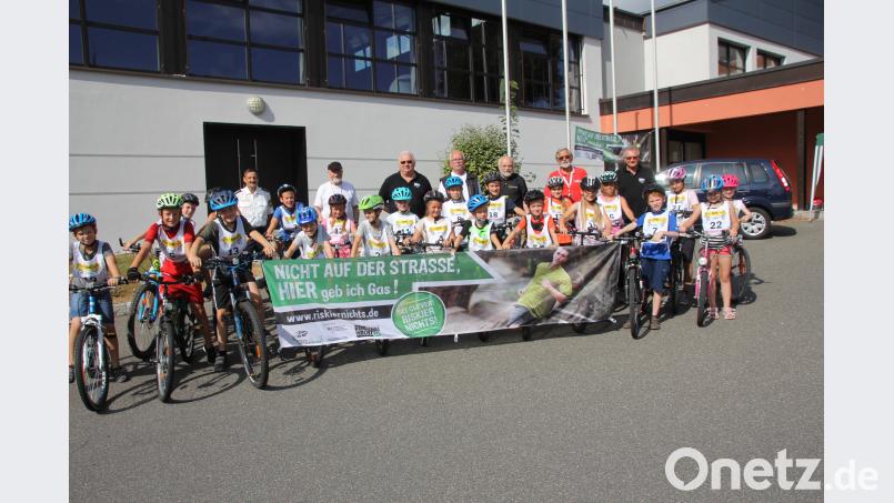 Über 20 Kinder stellten sich den Prüfungen mit dem Fahrrad. Die Führungskräfte vom ADAC, von der Verkehrswacht und der Polizei (im Hintergrund) haben versucht, ihnen einige entscheidende Tipps zu vermitteln.




Über 20 Kinder stellten sie den Prüfungen mit dem Fahrrad im Rahmen des Ferienprogramms.
Die Führungskräfte vom ADAC, von der Gebietsverkehrswacht und der Polizei (im Hintergrund) haben ein paar Stunden in die Sicherheit der Kinder auf unseren Straßen investiert, die den Kiondern und den übrigen Verkehrsteilnehmern zugute kommen




Über 20 Kinder stellten sie den Prüfungen mit dem Fahrrad im Rahmen des Ferienprogramms.
Die Führungskräfte vom ADAC, von der Gebietsverkehrswacht und der Polizei (im Hintergrund) haben ein paar Stunden in die Sicherheit der Kinder auf unseren Straßen investiert, die den Kiondern und den übrigen Verkehrsteilnehmern zugute kommen




Über 20 Kinder stellten sie den Prüfungen mit dem Fahrrad im Rahmen des Ferienprogramms.
Die Führungskräfte vom ADAC, von der Gebietsverkehrswacht und der Polizei (im Hintergrund) haben ein paar Stunden in die Sicherheit der Kinder auf unseren Straßen investiert, die den Kiondern und den übrigen Verkehrsteilnehmern zugute kommen




Über 20 Kinder stellten sie den Prüfungen mit dem Fahrrad im Rahmen des Ferienprogramms.
Die Führungskräfte vom ADAC, von der Gebietsverkehrswacht und der Polizei (im Hintergrund) haben ein paar Stunden in die Sicherheit der Kinder auf unseren Straßen investiert, die den Kiondern und den übrigen Verkehrsteilnehmern zugute kommen




Über 20 Kinder stellten sie den Prüfungen mit dem Fahrrad im Rahmen des Ferienprogramms.
Die Führungskräfte vom ADAC, von der Gebietsverkehrswacht und der Polizei (im Hintergrund) haben ein paar Stunden in die Sicherheit der Kinder auf unseren Straßen investiert, die den Kindern und den übrigen Verkehrsteilnehmern zugute kommen Bild: frd