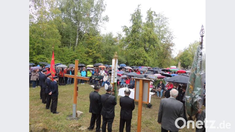 „Weihwasser von oben“ ging auf die Teilnehmer der Feier von Pappenberg herab. Weihbischof Reinhard Pappenberger erinnerte mit 500 Gläubigen vor der Kirchenruine im Sperrgebiet des Übungsplatzes an die Absiedelung vor 80 Jahren. Bild: mor