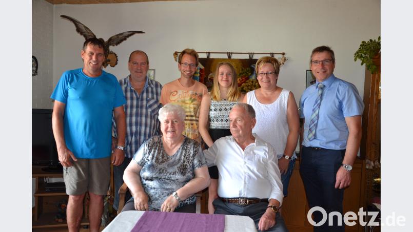 Christel und Günter Dombrowski sind seit 60 Jahren verheiratet. Dazu gratulieren Sohn Michael, Tochter Sabine mit ihrem Lebensgefährten sowie die Enkel und Bürgermeister Hermann Ach. Bild: gi