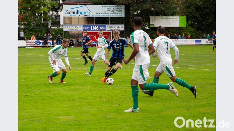 Die DJK Gebenbach (weiße Trikots) hatte die SpVgg Jahn Forchheim so ziemlich im Griff – bis auf die letzten Minuten. Bild: Ulrich Schuster