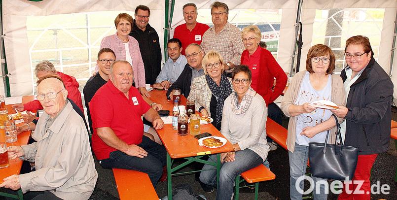 Regnerisches Wetter zwingt die Festbesucher der SPD ins Festzelt. Das tut der Stimmung aber keinen Abbruch. Bild: R. Kreuzer