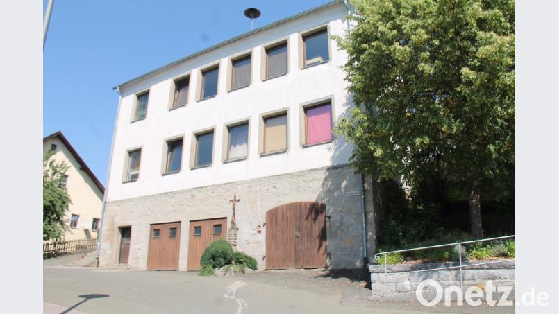 Das alte Schulhaus steht auf Grundmauern der alten Schmiede, die um 1600 in Betrieb war. Bild: dl