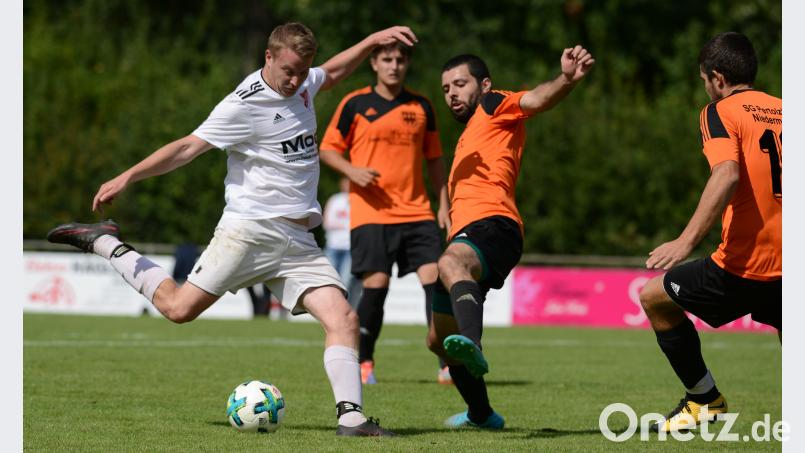 Unaufhaltsam: Die SpVgg Pfreimd II um Michael Brummer schoss auch die SG Niedermurach/Pertolzhofen ab. Bild: ham