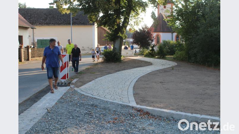 Politiker und Bürger gehen durch Hütten, um einige Maßnahmen zu prüfen. Bild: sne