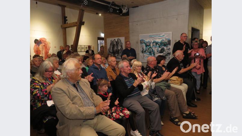 Zahlreiche Gäste waren zur Vernissage gekommen und erlebten dank Jakob Schröder zudem einen sehr kunstvollen Musikgenuss. Bild: ubb