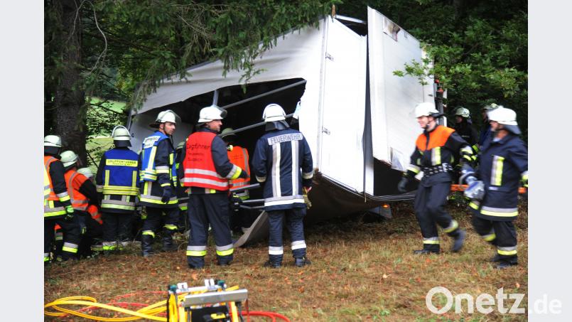Die Feuerwehr ist mit rund 50 Einsatzkräften an der Unfallstelle. Bild: gf
