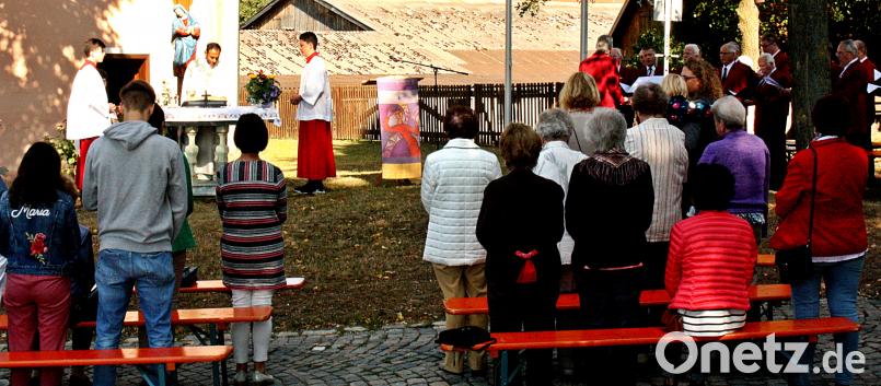 Traditionell im Freien feiern die Gläubigen den Gottesdienst zur Enzenriether Kirchweih. Bild: zer