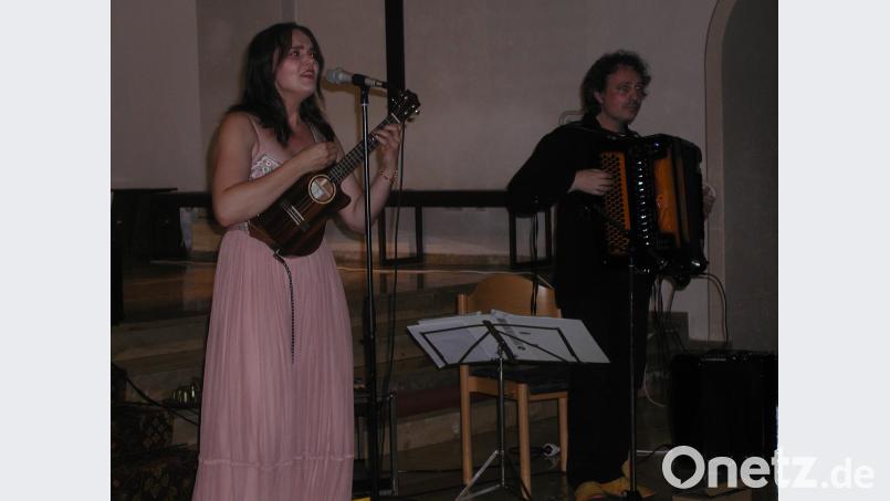 Teresa Hoerl (Sopran, Ukelele) und Uwe Steger (Akkordeon, Midi-Akkordeon) zauberten ein Lächeln auf die Lippen den begeisterten Konzertbesucher. Bild: gis
